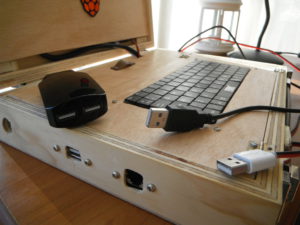 Cables de alimentación, adaptador y detalle de conexiones Ethernet y USB